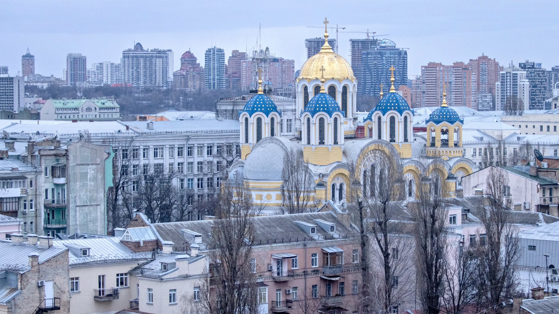 Володимирський собор на тлі силуету столиці під час комендантської години на вихідних 27 лютого в Києві, Україна.