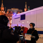 Жінка тримає плакат «Зупиніть війну» у центрі Москви під час акції протесту проти вторгнення Росії до України, 3 березня 2022 року.
