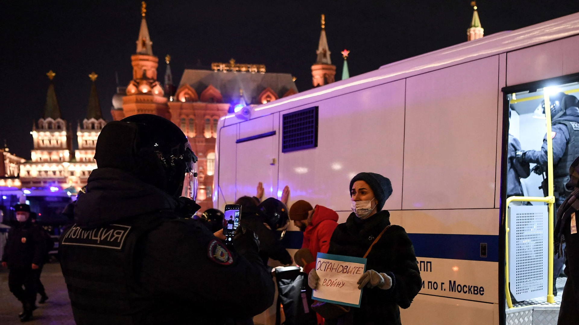 Жінка тримає плакат «Зупиніть війну» у центрі Москви під час акції протесту проти вторгнення Росії до України, 3 березня 2022 року.