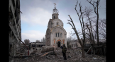 Український солдат фотографує церкву, зруйновану під час артилерійського обстрілу житлового району Маріуполя, Україна, 10 березня 2022 р.