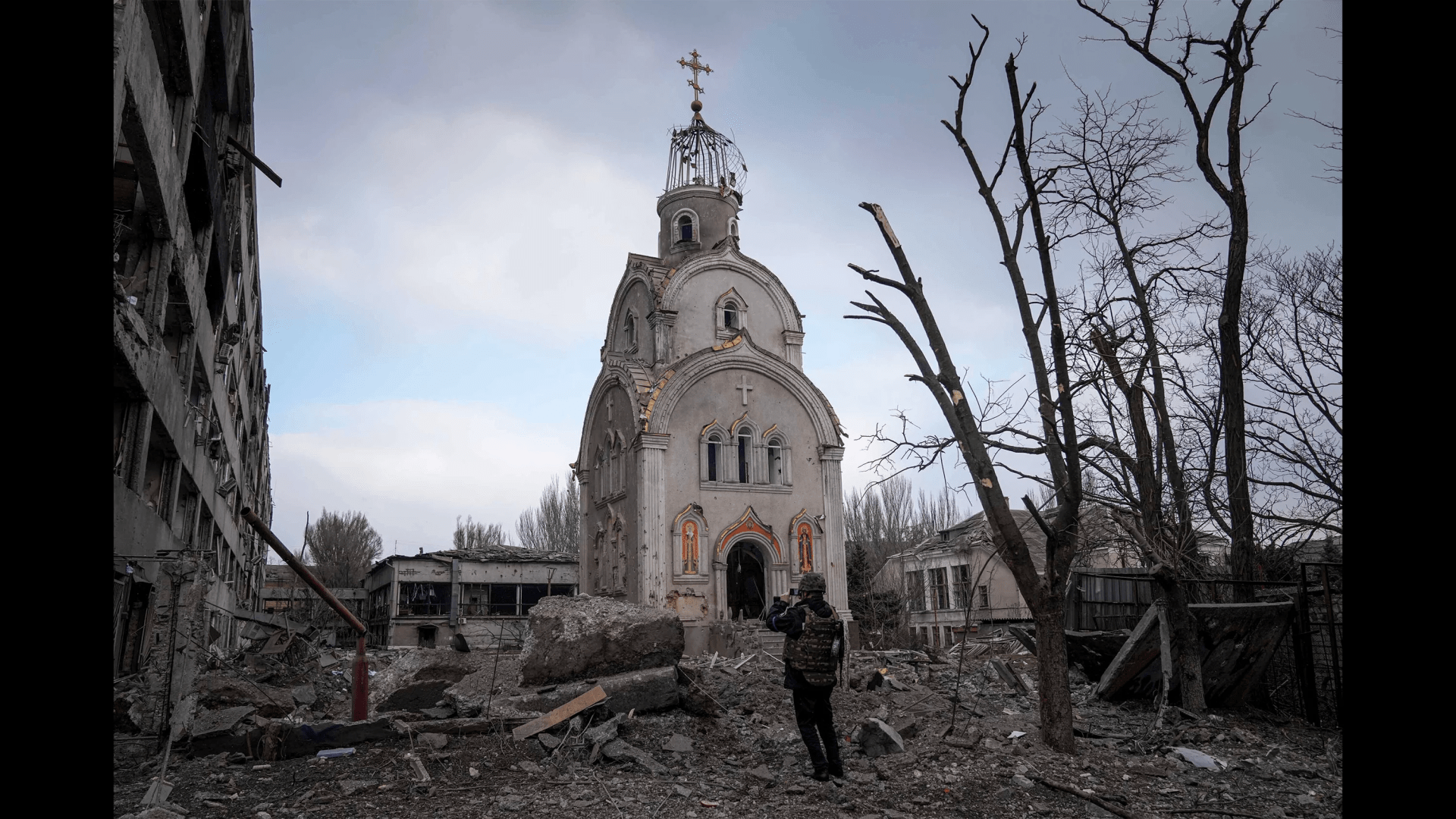 Український солдат фотографує церкву, зруйновану під час артилерійського обстрілу житлового району Маріуполя, Україна, 10 березня 2022 р.