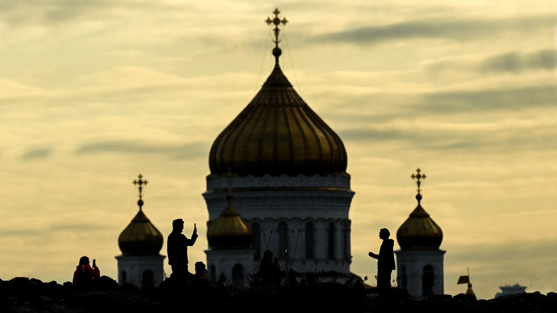 Захід сонця в парку Заряддя в центрі Москви, Росія, з видом на Храм Христа Спасителя 19 квітня 2022 року