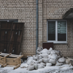 Мішки з піском у вікнах херсонської церкви.