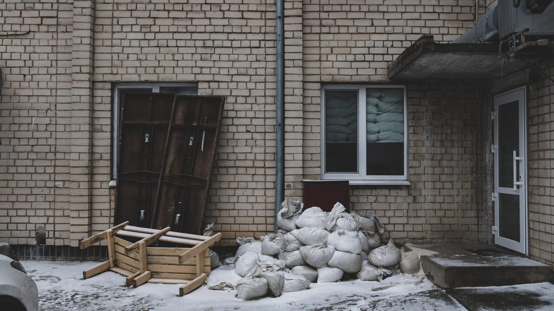 Мішки з піском у вікнах херсонської церкви.