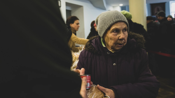 Роздача продовольства в херсонській церкві.